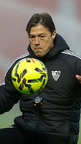 Adrián Marcelo se encuentra a las hijas del ex técnico de las Chivas