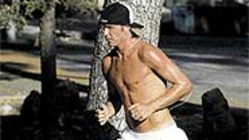 <B>DISFRUTANDO DE SUS ÚLTIMOS DÍAS DE VACACIONES</B>. Beckham y Zidane están en Francia, Roberto Carlos se relaja en Brasil y Ronaldo llegó ayer a Guatemala.