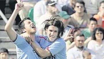 <b>LA ALEGRÍA DEL GOL. </b>Jorge celebra con Placente su gol. Ahí empezó a ganar el Celta.