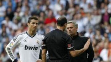 ÁLVAREZ IZQUIERDO. Mourinho protestó por la tarjeta a Cristiano.