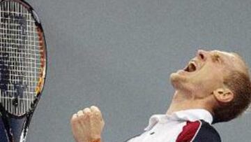 <b>SEGUNDO TRIUNFO. </b>El ruso Nikolay Davydenko celebra su victoria frente al argentino Gastón Gaudio.