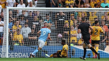 Soccer Football - Premier League - Wolverhampton Wanderers v Manchester City - Molineux Stadium, Wolverhampton, Britain - August 16, 2025 Manchester City's Erling Haaland scores their first goal REUTERS/Chris Radburn EDITORIAL USE ONLY. NO USE WITH UNAUTHORIZED AUDIO, VIDEO, DATA, FIXTURE LISTS, CLUB/LEAGUE LOGOS OR 'LIVE' SERVICES. ONLINE IN-MATCH USE LIMITED TO 120 IMAGES, NO VIDEO EMULATION. NO USE IN BETTING, GAMES OR SINGLE CLUB/LEAGUE/PLAYER PUBLICATIONS. PLEASE CONTACT YOUR ACCOUNT REPRESENTATIVE FOR FURTHER DETAILS..