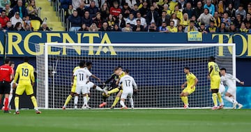 El jugador del Villarreal, Juan Foyth, marca el 1-0 al Real Madrid. 