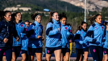 Paula Tomás, Alba Redondo, Érika, Paula Fernández y Gabi Nunes, entrenando con el Levante.