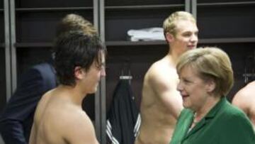 <b>GESTO ESPONTÁNEO. </b>Merkel saludó en el vestuario a Özil después del Alemania-Turquía.