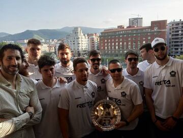 Los jugadores, con la bandeja de campeones de la F4 en el Consistorio