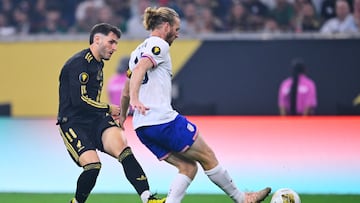 Santiago Gimenez (L) fo Mexico fights for the ball with Tim Ream (R) of United States during the Final match between United States USA) and Mexico (Mexican National Team) as part of the 2025 CONCACAF Gold Cup at NRG Stadium, on July 06, 2025 in Houston, Texas, United States.