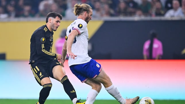 Santi Giménez sufre aparatosa lesión en la Final de la Copa Oro 2025