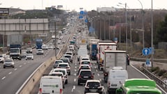 Circulación en el Km 17 de la autovía A4 en la segunda fase de la operación salida por Navidad de la DGT, a 30 de diciembre de 2022, en Madrid (España). La Dirección General de Tráfico (DGT) puso en marcha desde el 23 de diciembre un dispositivo especial de regulación, ordenación y vigilancia del tráfico de esta Navidad hasta el domingo 8 de enero de 2023, un periodo para el que prevé 18,2 millones de desplazamientos por carretera.
30 DICIEMBRE 2022;TRÁFICO;OPERACIÓN SALIDA;COCHES;VACACIONES;ATASCO;KILÓMETRO 17;CARRETERA;TRANSPORTE;
Eduardo Parra / Europa Press
30/12/2022