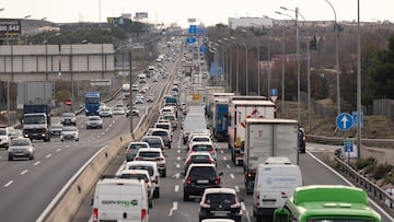 Circulación en el Km 17 de la autovía A4 en la segunda fase de la operación salida por Navidad de la DGT, a 30 de diciembre de 2022, en Madrid (España). La Dirección General de Tráfico (DGT) puso en marcha desde el 23 de diciembre un dispositivo especial de regulación, ordenación y vigilancia del tráfico de esta Navidad hasta el domingo 8 de enero de 2023, un periodo para el que prevé 18,2 millones de desplazamientos por carretera.
30 DICIEMBRE 2022;TRÁFICO;OPERACIÓN SALIDA;COCHES;VACACIONES;ATASCO;KILÓMETRO 17;CARRETERA;TRANSPORTE;
Eduardo Parra / Europa Press
30/12/2022