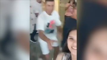 Fan quiere hacerse un 'selfie' con Cristiano y la reacción es viral