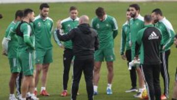 Pepe Mel da órdenes a sus jugadores durante el entrenamiento del Betis previo al encuentro de Liga BBVA ante Las Palmas