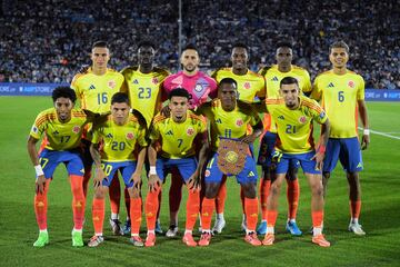 La Selección Colombia cayó en su visita frente a Uruguay, por la jornada 11 de las Eliminatorias al Mundial de 2026. Juan Fernando Quintero y Carlos Gómez anotaron para la Tricolor, mientras que para los Charrúas marcaron Davinson Sánchez en propia puerta, Rodrigo Aguirre y Manuel Ugarte.