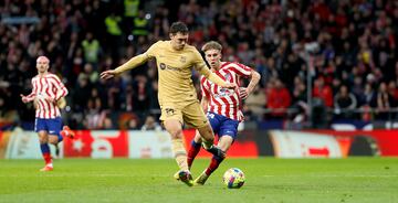 Andreas Christensen con el canterano rojiblanco Pablo Barrios.