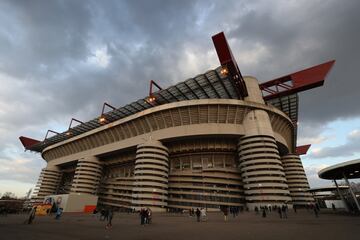 Inter de Milan y AC Milan viven sus duelos como locales en el mismo estadio: Giuseppe Meazza o San Siro, respectivamente. Este recinto abrió sus puertas en 1926 y tiene aforo para más de 80 mil personas. También ha sido sede de partidos de Copa del Mundo, Eurocopa, final de Champions League y Copa UEFA. 