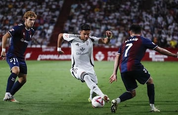 Nabil Zoubdi, en una acción durante el partido que enfrentó al Albacete ante el Eibar.