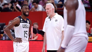 Kemba Walker (L) of the US speaks to his team's coach Gregg Popovich during the Basketball World Cup Group K second round game between US and Brazil in Shenzhen on September 9, 2019. (Photo by Nicolas ASFOURI / AFP)