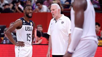 Kemba Walker (L) of the US speaks to his team&#039;s coach Gregg Popovich during the Basketball World Cup Group K second round game between US and Brazil in Shenzhen on September 9, 2019. (Photo by Nicolas ASFOURI / AFP)