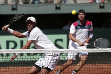 Tenis, Chile v Republica Dominicana, Copa Davis 2016.
Los jugadores de R. Dominicana Jose Hernandez y Manuel Castellanos juegan la bola contra Chile durante el partido de dobles del grupo I americano de Copa Davis.