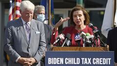 La presidenta de la C&aacute;mara de Representantes, Nancy Pelosi, habla mientras el representante de los Estados Unidos John Larson, dem&oacute;crata por Connecticut, la escucha, durante una conferencia de prensa en la Universidad de Goodwin el mi&eacute;rcoles 8 de septiembre de 2021 en East Hartford, Connecticut. Pelosi y Larson estuvieron presentes para destacar el Cr&eacute;dito Tributario por Hijos Biden ampliado. 