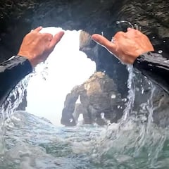 Surfean por primera vez entres las rocas de las Catedrales