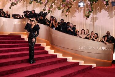 Miley Cyrus posa en la alfombra roja de la 83.ª edición de los Globos de Oro, celebrada en el Beverly Hilton.