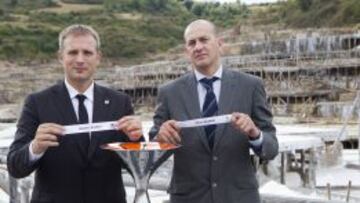 Predrag Savovic y Alberto Herreros muestran el emparejamiento Bilbao Basket-Real Madrid tras el sorteo de la Supercopa.