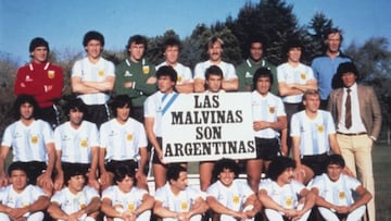 La selección argentina posa con un cartel reivindicativo sobre las Islas Malvinas.