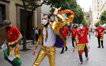 Ambiente de fiesta entre los seguidores de España y Polonia