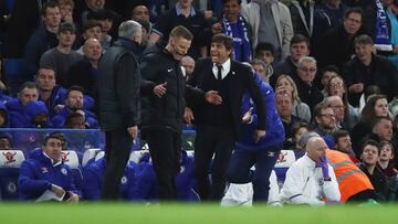 Jos&eacute; Mourinho discute con Antonio Conte en un encuentro entre United y Chelsea.