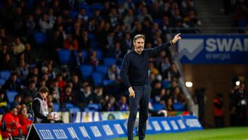 Vicente Moreno dirigiendo el partido ante la Real.