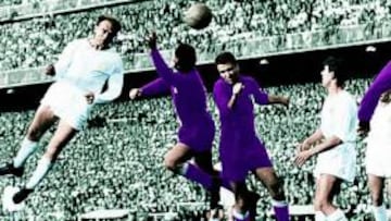 <b>LLENO ABSOLUTO. </b>Di Stéfano cabecea ante un Bernabéu lleno.