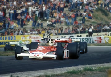 El accidente de Niki Lauda en 1976 permitió a James Hunt acercarse al austríaco en la puntuación, llegando a la última carrera de Japón tan solo 3 puntos por detrás. Lauda se retiró aludiendo que las condiciones de lluvia eran muy peligrosas para correr, pero Hunt terminó tercero ganando el campeonato de ese año por un solo punto. En la imagen el McLaren con motor Ford Cosworth V8 de Hunt durante el GP de Alemania.