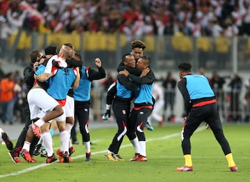 Soccer Football - Peru v New Zealand - 2018 World Cup Qualifying Playoffs - National Stadium, Lima, Peru - November 15, 2017. Peru's players celebrate a goal scored by teammate Jefferson Farfan (not pictured). REUTERS/Mariana Bazo