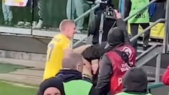 Oleksandr Zinchenko enfurece con guardia y defiende a espontáneo