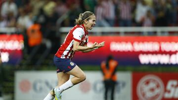 Alicia Cervantes festeja uno de sus goles con Chivas.