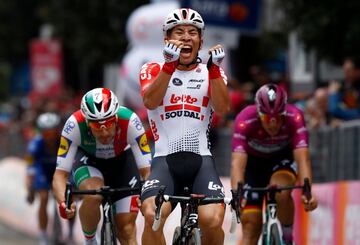 El ciclista australiano Caleb Ewan gana al esprint la octava etapa de la ronda italiana de 239 km entre las localidades de Tortoreto Lido y Pesaro.