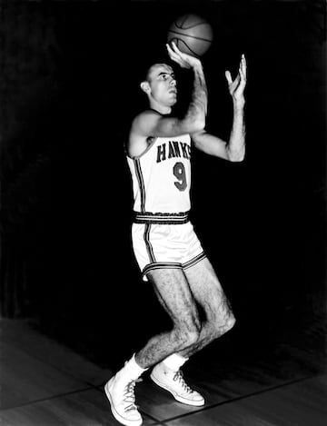 Jugó 11 temporadas en la NBA en los Milwaukee/St. Louis Hawks (1954-1965). Fue el primer jugador en conseguir el MVP de la temporada y fue nombrado en el mejor quinteto de la NBA en diez ocasiones.