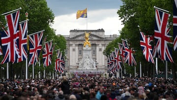 People head towards Buckingham Palace along The Mall after a military procession to mark the 80th anniversary of VE Day on May 5, 2025 in London, England. Carl Court/Pool via REUTERS
