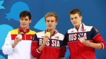 De izquierda a derecha, Alberto Lozano, plata en 100 mariposa, y los rusos Daniil Pakhomov (oro) y Daniil Antipov (bronce). 