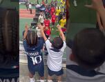 Neymar le regala su jersey al hijo de Kim Kardashian y este explota de felicidad