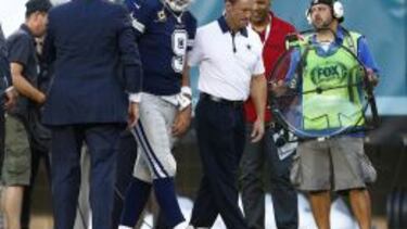 Tony Romo QB Dallas Cowboys saliendo del campo tras su lesión.