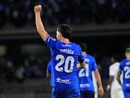 Cruz Azul's Argentine forward #20 Jose Paradela celebrates after scoring a goal during the Liga MX Apertura football tournament match between Cruz Azul and Queretaro at the Olimpico Universitario Stadium in Mexico City on September 24, 2025. (Photo by Victor Cruz / AFP)