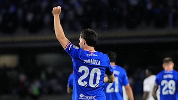 Cruz Azul's Argentine forward #20 Jose Paradela celebrates after scoring a goal during the Liga MX Apertura football tournament match between Cruz Azul and Queretaro at the Olimpico Universitario Stadium in Mexico City on September 24, 2025. (Photo by Victor Cruz / AFP)