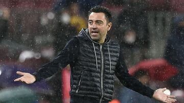 Xavi, gesticula durante el partido de anoche ante el Benfica.