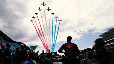 Los 'Red Arrows', grupo acrobático de la Royal Air Force con base en RAF Scampton, sobrevuelan la parrilla de salida del Gran Premio de Gran Bretaña.