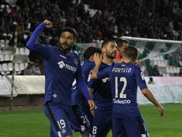 Jorge Molina celebra el gol junto a Portillo y otros compañeros del Getafe.