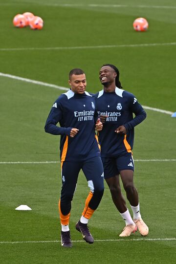 Mbappé, que no estará en Getafe, junto a Camavinga en el último entrenamiento del Madrid.