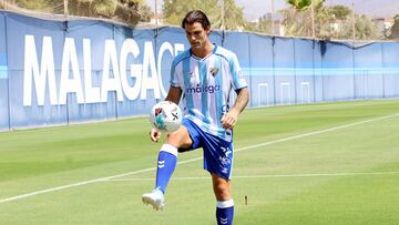 Eneko JAuregi toca balón.