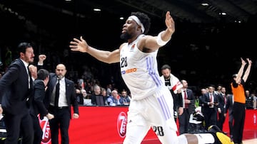Guerschon Yabusele celebra su triple desde m¨¢s de 20 metros que cerr¨® la primera parte en Bolonia.
